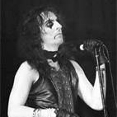 "Under My Wheels" - Alice Cooper (live)