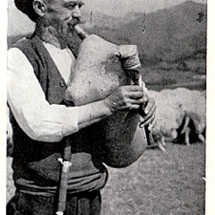 Тракийска ръченица-свири на гайда Стоян Добрев от с.Момина църква