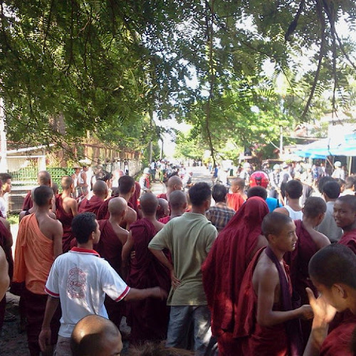 ဒကာေလး ဖုန္းကိုင္လိုက္ပါ(ဦးဇင္း)