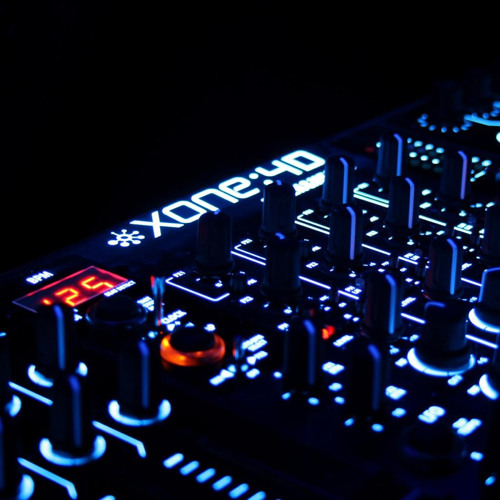 DeL Peroo - Bass in your FACE........(minimal/techno 2013)