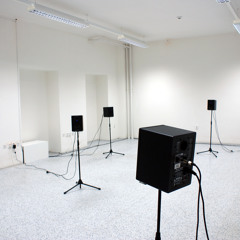 papers on the wall / papírky na stěně