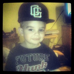 Genes To Be A King (Verse Creepin thru your windows , Prolly Not the best thinkin I prolly smell like Indo and beer kept from the weekend , and if you think ima hurt you Baby Girl Juss Keep dreamin , I Juss ..... I Juss wanna show ynou what a urchin is ,