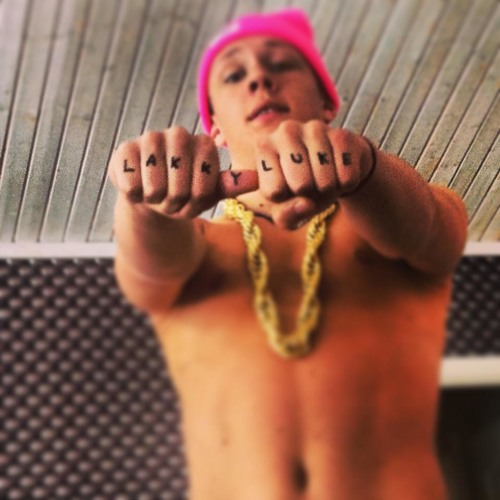 Försöker att bli stor - Lakkyluke