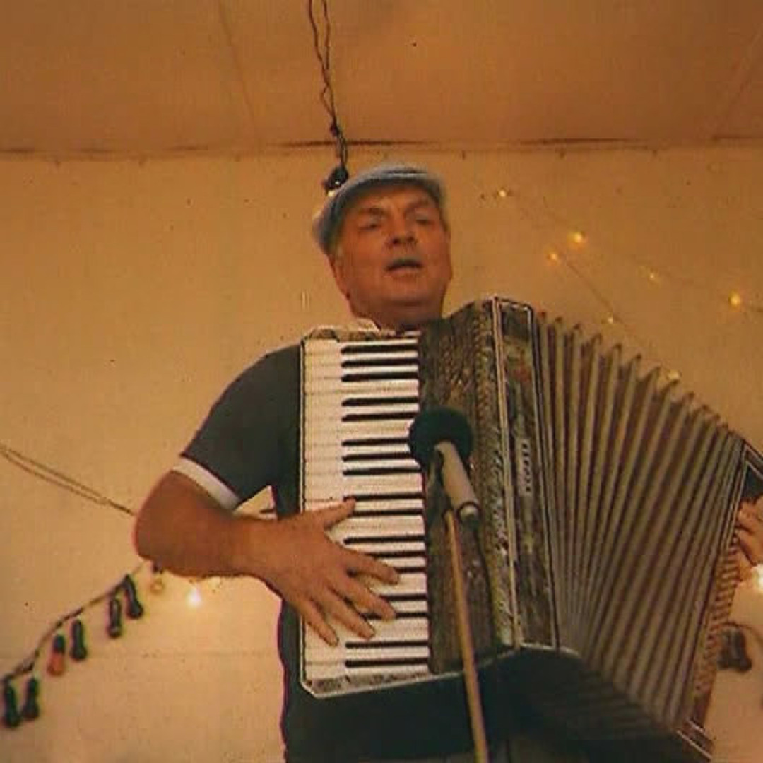 Море бушует песня. Пусть бушует шторм. И бушует ураган приходи ко мне. И бушует ураган приходи ко мне. Надпись для моряка.