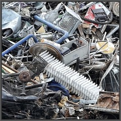 2012-10-12 Koloniestraße, Berlin - hammering and flame-cutter on the scrapyard, passers-by