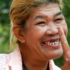 ยายแม้นขายลูกชิ้นอยู่ที่ป้ายรถเมย์