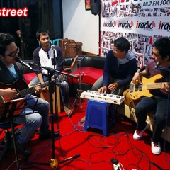 GROOVINSTREET - Jangan Pergi , Heavy Rotation ( Medley ) (Spesial Ultah Iradio Jogja ke 7)