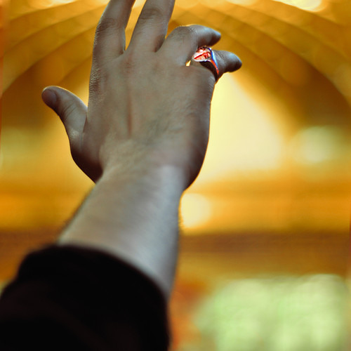 أقولهآ والصَوتُ يملأُ الفضآ, أنآ ابنُ من ذآبَ بحبُ المُرتَضى♥