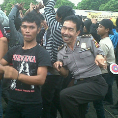 Bencong bunderan waru kecepit sandal cepit dikejer bocah sambil nyanyi  lagu 'pupus - dewah 1927'