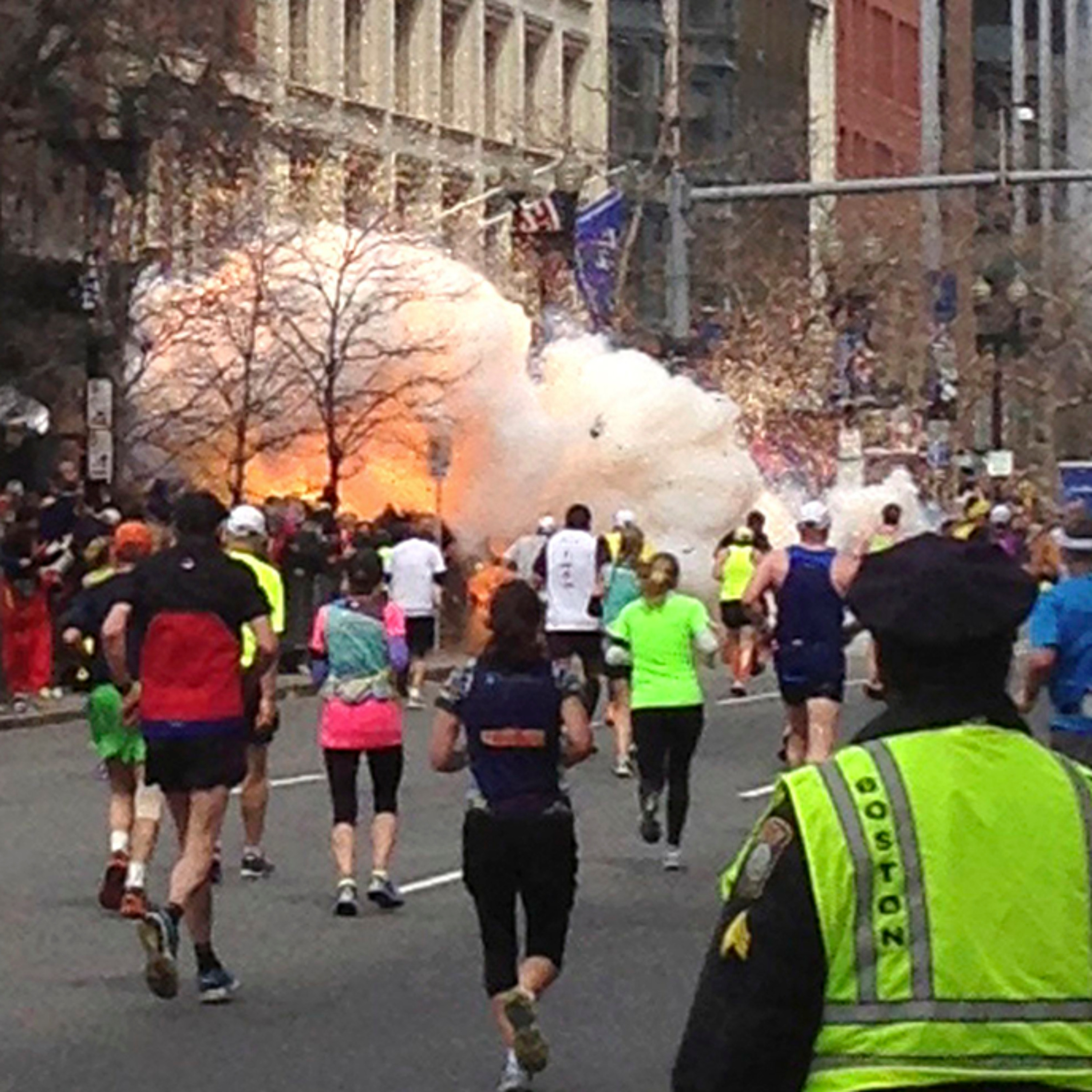 Maratón de Boston: patriotas y activistas por la paz socorren a las víctimas del atentado episode artwork
