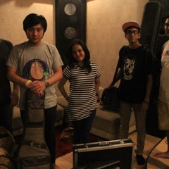 Urgent Groove-perdamaian live destudio