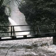Ponte Sobre as Águas Turbulentas