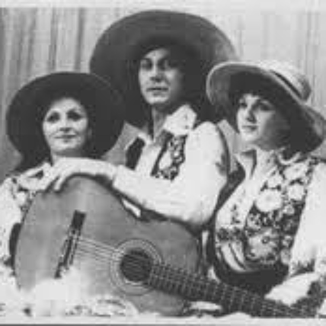 Трио маренич при дунаю. Маренич. Трио маренич несе галя воду. Трио маренич при дунаю. Мареничи песни слушать.