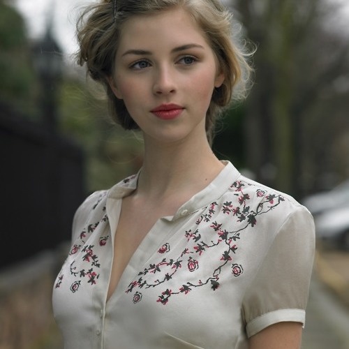 اقتربي و نامي على صدري و عيشي بين أنفاسي بقبلة