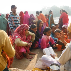 Women singing at the river / Orchha, India