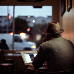 العشق تهتز بأسبابه رجال