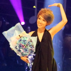 爱我的人收 - Nicole赖淞凤 (LIVE)