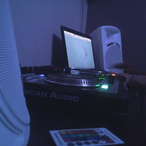 Drum 'n Bass Mash Up (Metrik - Freefall VIP and Camo & Krooked - Hot Right Now)