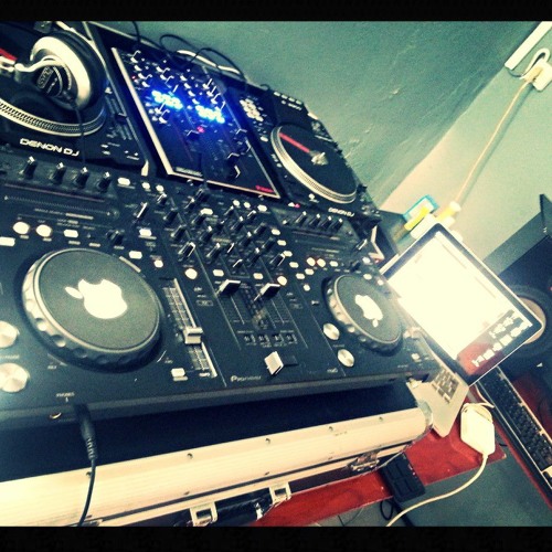 Tout' Moune En Pak VOL.4 BY (DJ T.ONE) (LIVE)