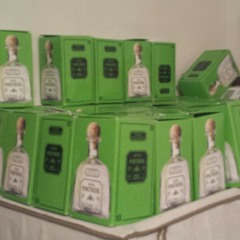 Slick partna Pour Me A Drink