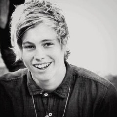 A Drop In The Ocean - Luke Hemmings cover (Empty Arena)