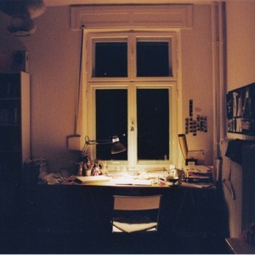 Текст вечером в комнате. Кухня с окном ночью. Окно ночью. Темная комната с окном. Комната с окном ночью.