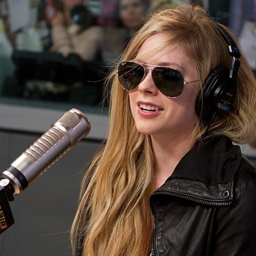 Avril Lavigne sings Breakaway