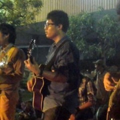 CUMA MANUSIA-KERISPATIH (BY ukm musik its 2013) @tunjungan surabaya