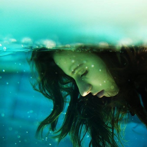 مركب ورق فى البحر  حلوة اوى بجد احساس <3 <3 <3