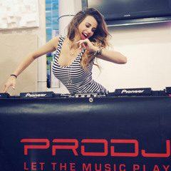 DJ Juicy M - Mixing and Scratching With Vinyls