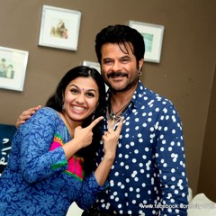Karishma speaks to Anil Kapoor at the shoot of Welcome Back