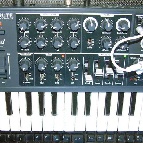 MicroBRUTE multi modulation (synth demo by LIQUID LIMBS)