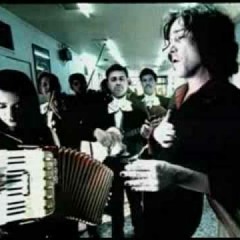 In my life (Enrique Bunbury, Ariel Rot y Julieta Venegas- Tributo a The Beatles)