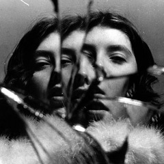 Portrait De Mes Visages Sur Une Ligne d'Erre