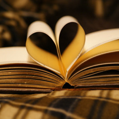 Sebuah Paket Berisi Kenangan | Puthut EA