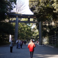 06-Tourists walking and workers preparing stuff at Meji Shrine