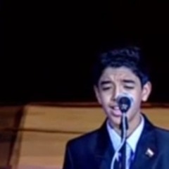 طفل يغني وهو يبكي لوالده احد شهداء الشرطة