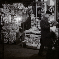 Az újságoslány élő hala