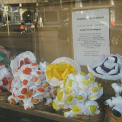 Auf dem boden zeitung, dosen, plastiktüten