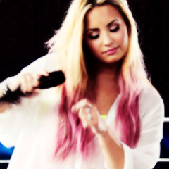 Believe In Me - Demi Lovato (Neon Lights Tour) Live