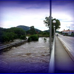 Puente Sobre Aguas Turbulentas