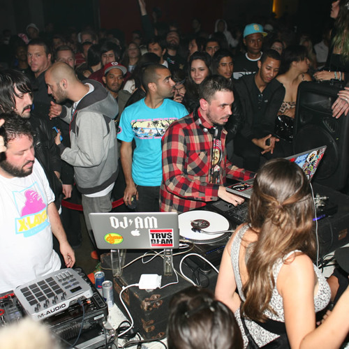 (thee) Mike B VS DJ AM Live at Banana Split 2 Year Anniversary 11-2-08