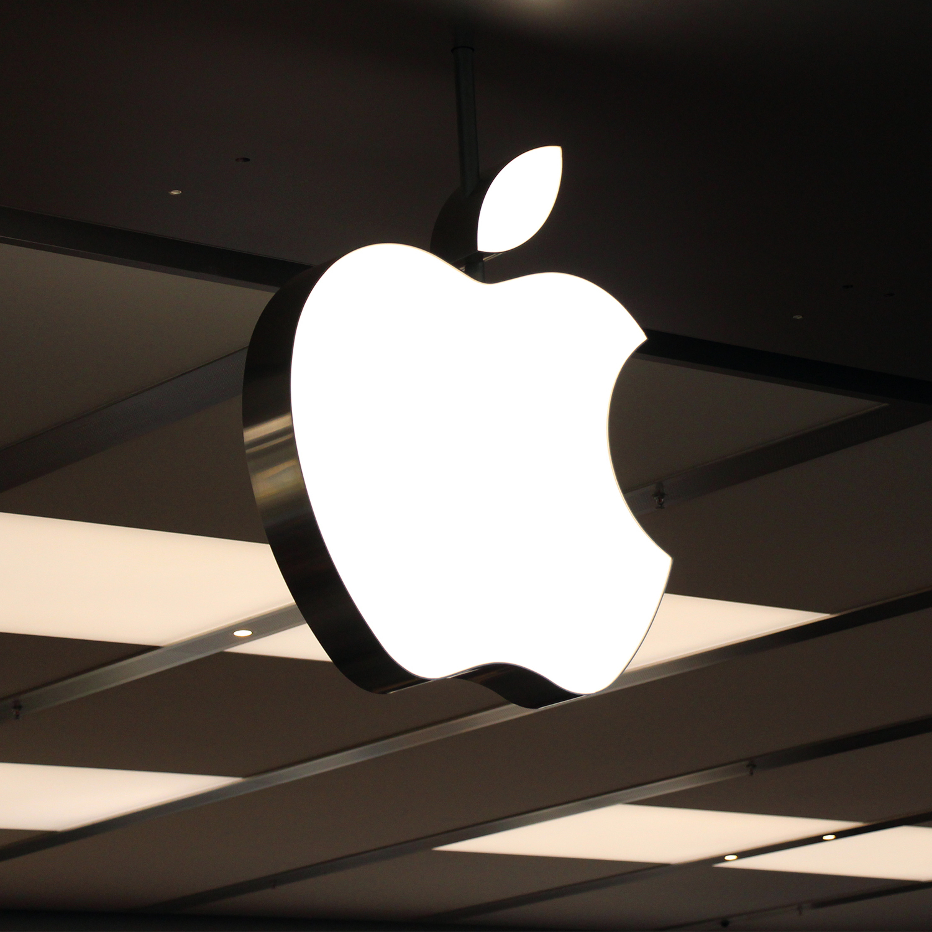 35 - Apple Store Village Mall: Polêmicas, preços, Genius Bar e o estoque episode artwork