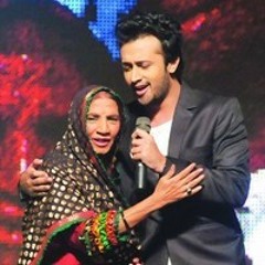 Atif Aslam With Reshma - Hussain Dar