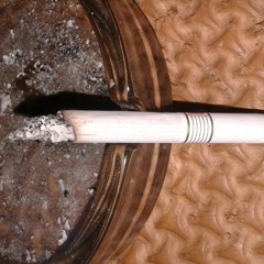 Mati lampu dikamar sepi sendiri , jadinya iseng