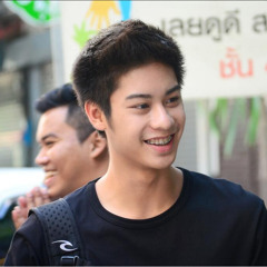 AUGUST พ่อคนเดือนแปด เสน่ห์ล้น ยิ้มทีพี่นี้ดิ้นกองบนพื้นที่เดียวเชียว