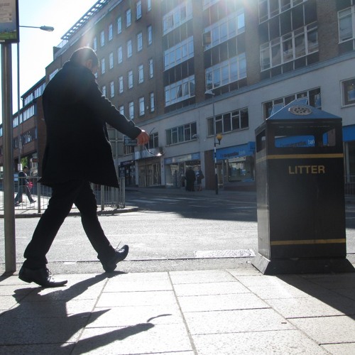 Wie wird zum Bahnhof gegangen?