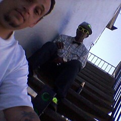 Bigdreweezy &A1mouthpiece chillinn on early  easter sunday 420 at Vacaville cali browns st apartment