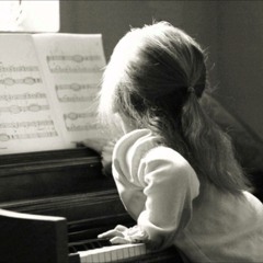 Ziad Rahbani a little girl playing piano - زياد الرحباني عن الحرب و البلد