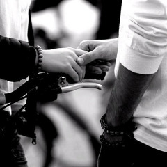 حاسس أني يمامه بتشرب في كفوفك